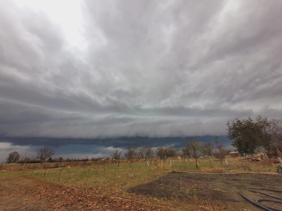 Fenomen inedit pe cerul României, surprins la Arad. S-a făcut întuneric în plină zi 867189