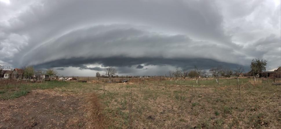 Fenomen inedit pe cerul României, surprins la Arad. S-a făcut întuneric în plină zi 867190