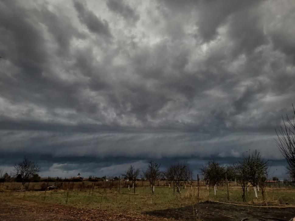 Fenomen inedit pe cerul României, surprins la Arad. S-a făcut întuneric în plină zi 867191