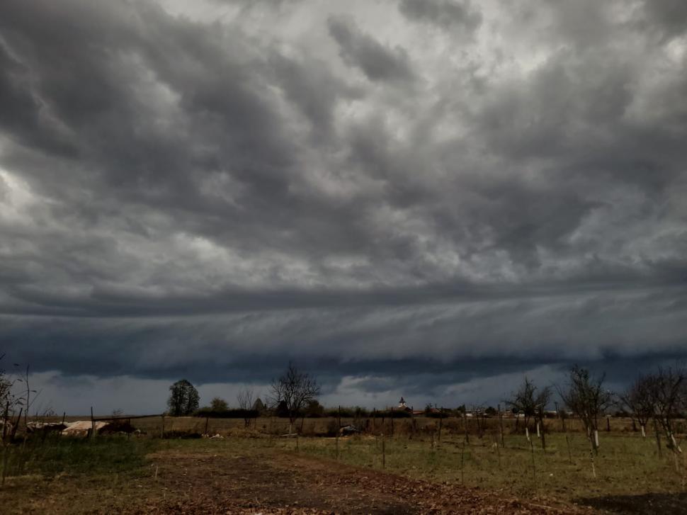 Fenomen inedit pe cerul României, surprins la Arad. S-a făcut întuneric în plină zi 867192