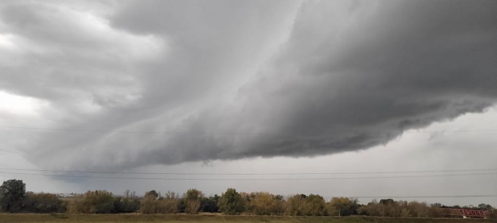 Fenomen inedit pe cerul României, surprins la Arad. S-a făcut întuneric în plină zi 867193