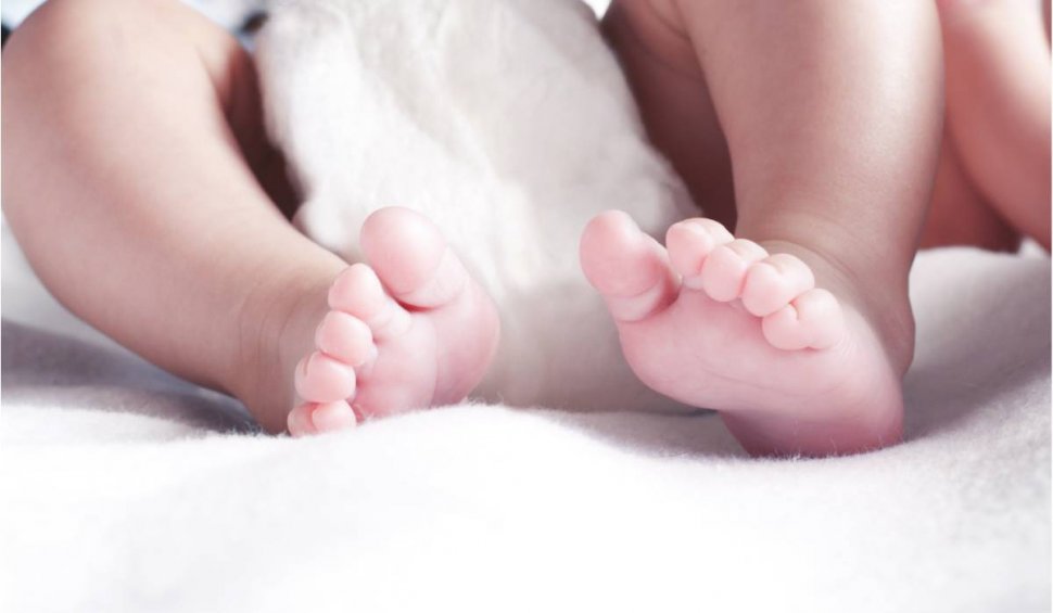 S-a născut primul copil din Europa purtat în pântece de două mame