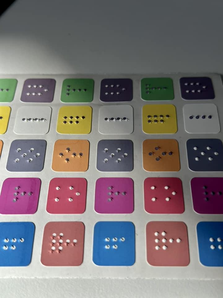 El este Tudor, un inventator din Cluj care îi ajută pe nevăzători să perceapă culorile | Aplicaţia sa a luat medalia de aur la Geneva 867198