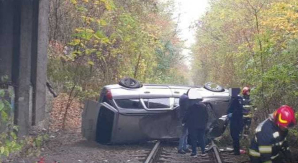 Accident spectaculos în Dâmboviţa. O mașină a căzut de pe un pod pe calea ferată
