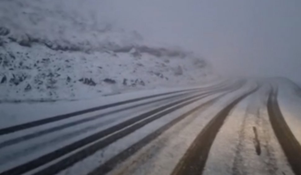 Imagini cu prima ninsoare în Transalpina | Turiştii profită de ultimul weekend în care se mai poate circula în zonă