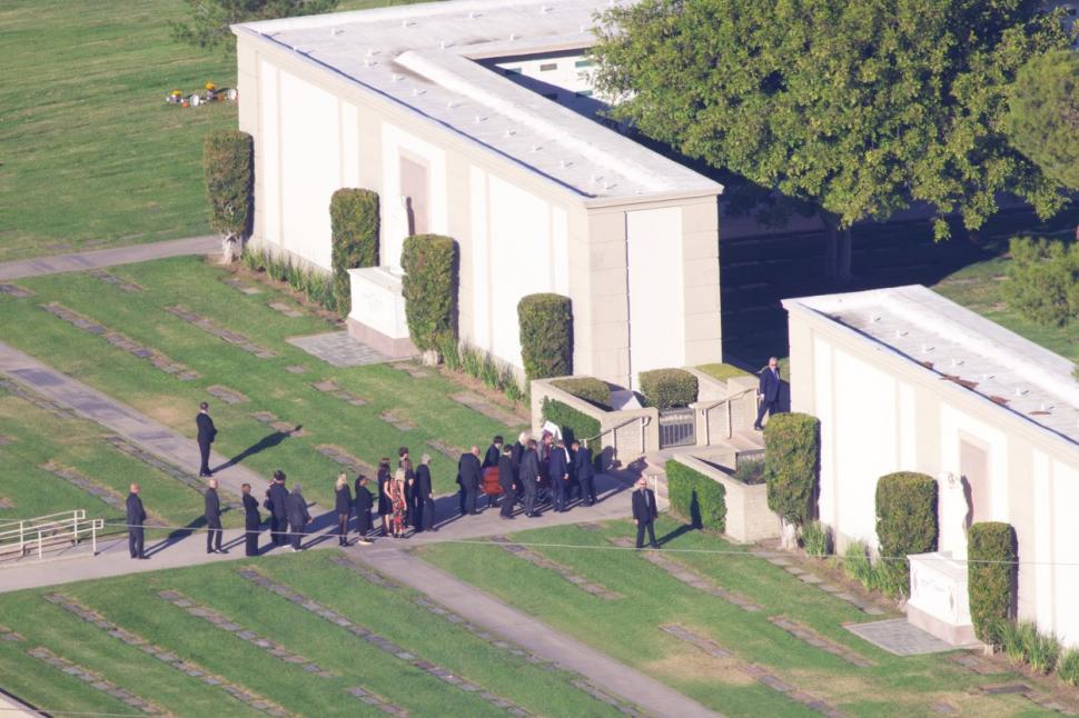 Matthew Perry a fost înmormântat în Los Angeles. Colegii din "Friends" l-au condus pe ultimul drum 867258