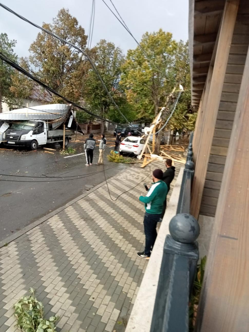 Sud-estul ţării, răvăşit de furtuni. Au fost zeci de apeluri la 112 867367