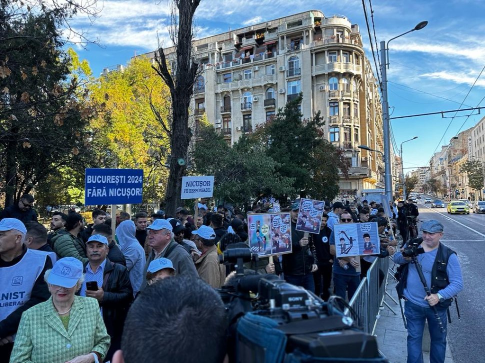 Bucureștenii nemulțumiți de administrația lui Nicușor Dan au protestat la Primăria Capitalei