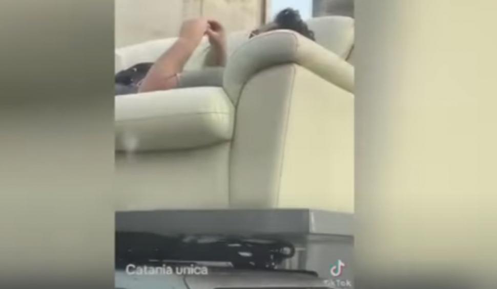 Amenda primită de un şofer care a transportat un bărbat întins pe o canapea pusă pe plafonul maşinii, în Italia 867618