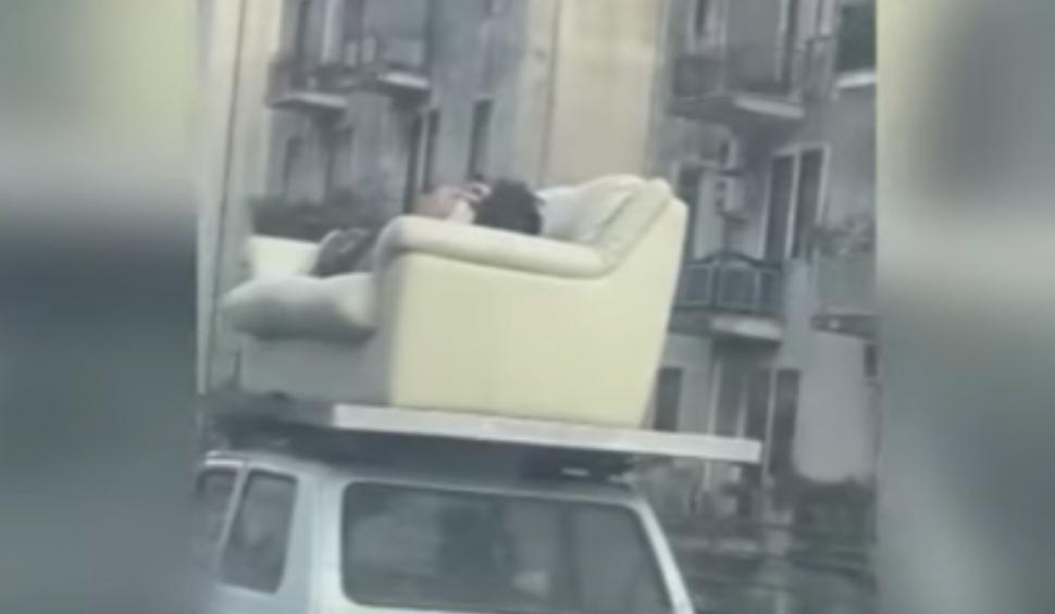 Amenda primită de un şofer care a transportat un bărbat întins pe o canapea pusă pe plafonul maşinii, în Italia 867619