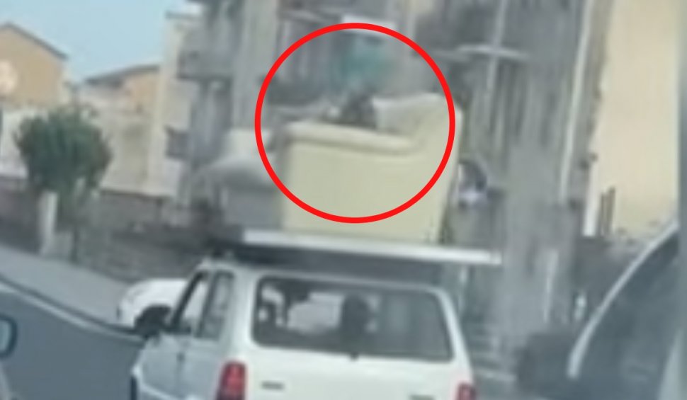 Amenda primită de un şofer care a transportat un bărbat întins pe o canapea pusă pe plafonul maşinii, în Italia