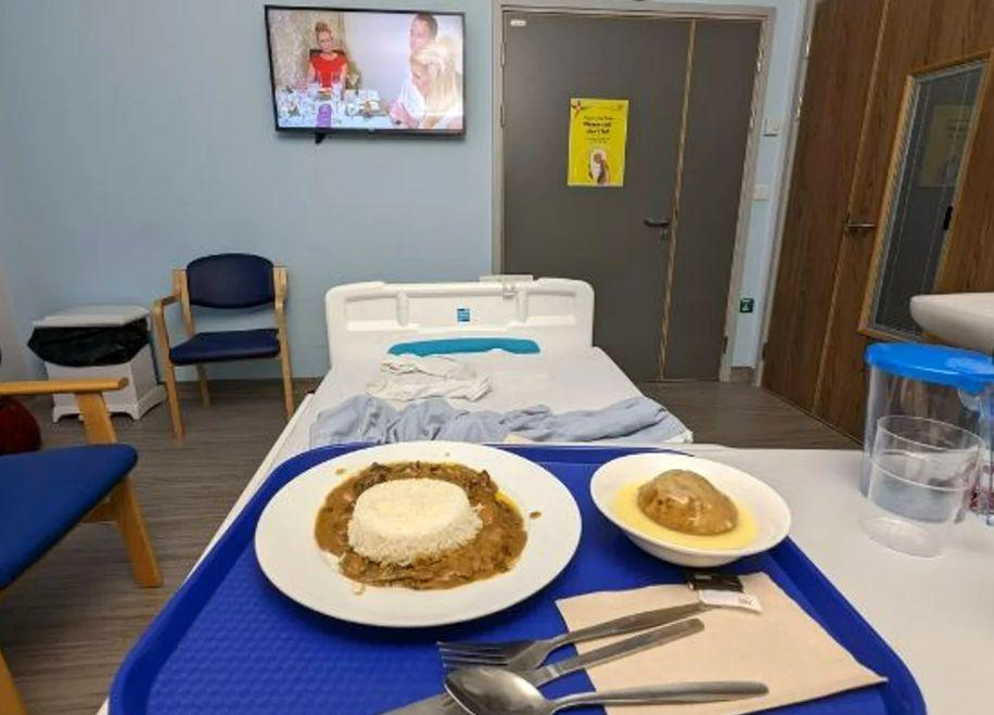 Meniul primit de un român într-un spital din Londra, cu apă importată din România. "Mişto hotel" 867530