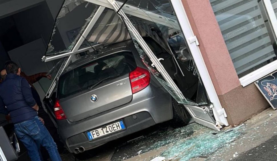 Accident grav în Maramureș. Șoferul unui BMW a ajuns cu mașina într-un salon de înfrumusețare