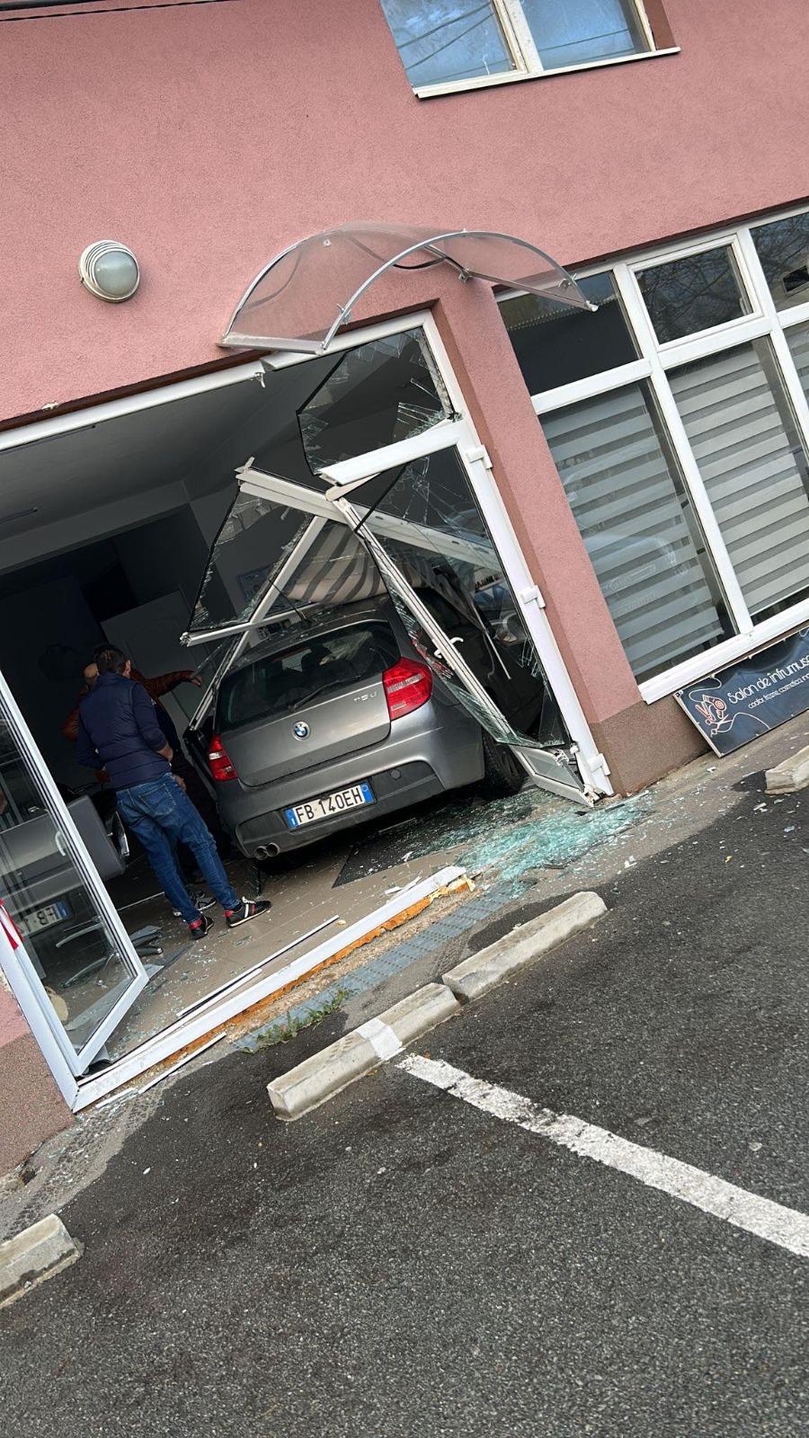 Accident grav în Maramureș. Șoferul unui BMW a ajuns cu mașina într-un salon de înfrumusețare 867847