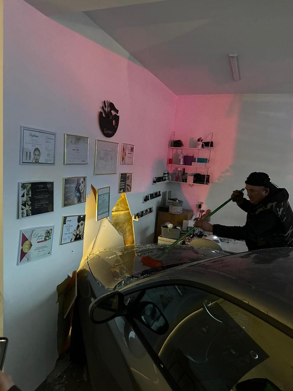 Accident grav în Maramureș. Șoferul unui BMW a ajuns cu mașina într-un salon de înfrumusețare 867848