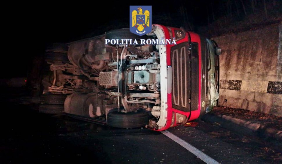 O cisternă încărcată cu combustibil termic lichid s-a răsturnat pe DN 13, în Brașov. Traficul este oprit