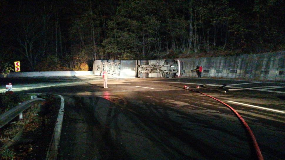 O cisternă încărcată cu combustibil termic lichid s-a răsturnat pe DN 13, în Brașov. Traficul este oprit 867898
