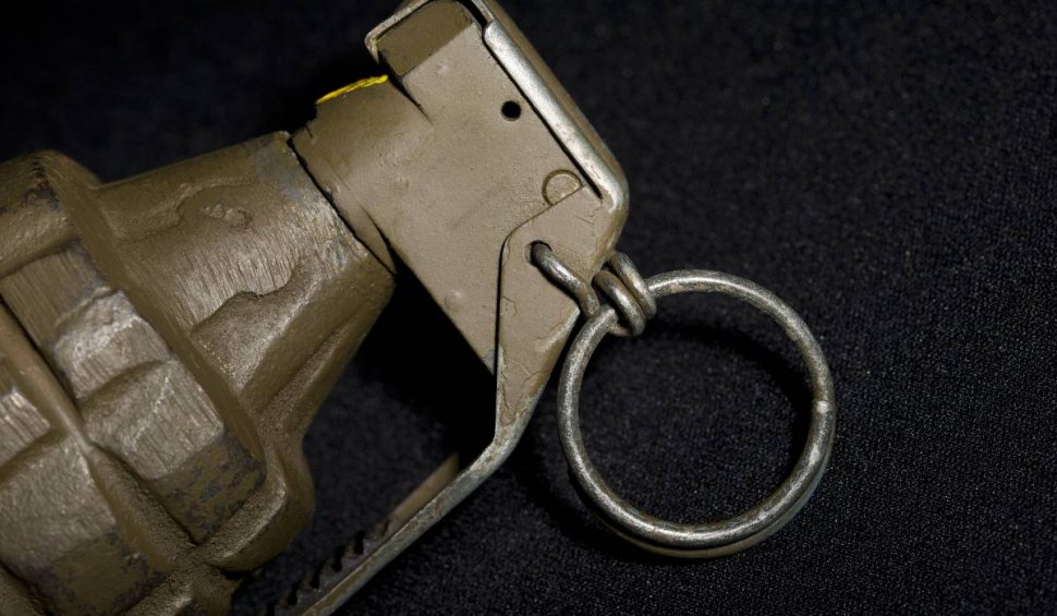 Grenadă ofensivă, descoperită de un muncitor care săpa fundația unei case, în Argeș