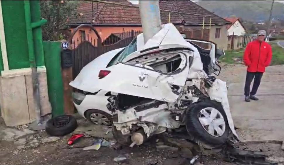 Un şofer începător cu BMW a intrat cu aproape 200 de km/h într-o maşină parcată, care s-a înfăşurat în jurul unui stâlp 867762