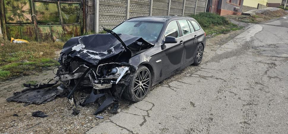Un şofer începător cu BMW a intrat cu aproape 200 de km/h într-o maşină parcată, care s-a înfăşurat în jurul unui stâlp 867766