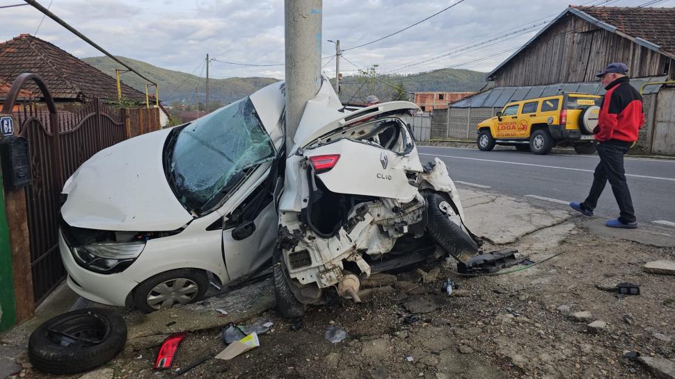 Un şofer începător cu BMW a intrat cu aproape 200 de km/h într-o maşină parcată, care s-a înfăşurat în jurul unui stâlp 867767