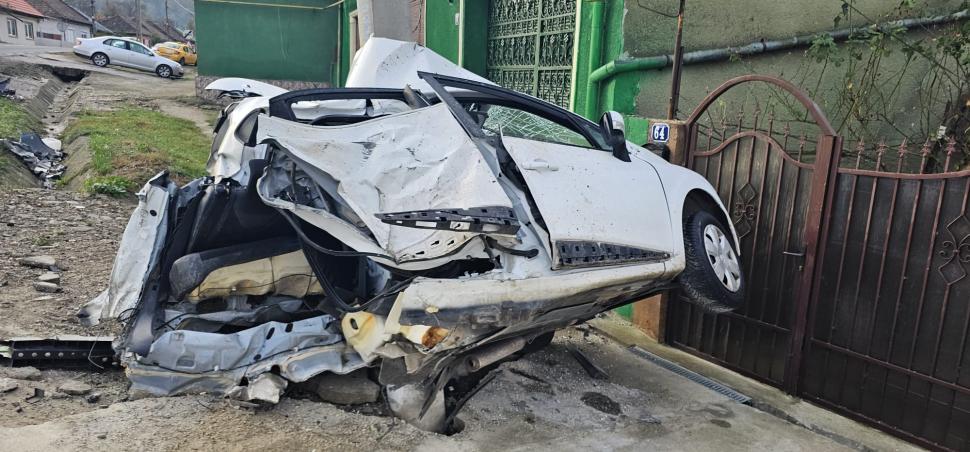 Un şofer începător cu BMW a intrat cu aproape 200 de km/h într-o maşină parcată, care s-a înfăşurat în jurul unui stâlp 867768