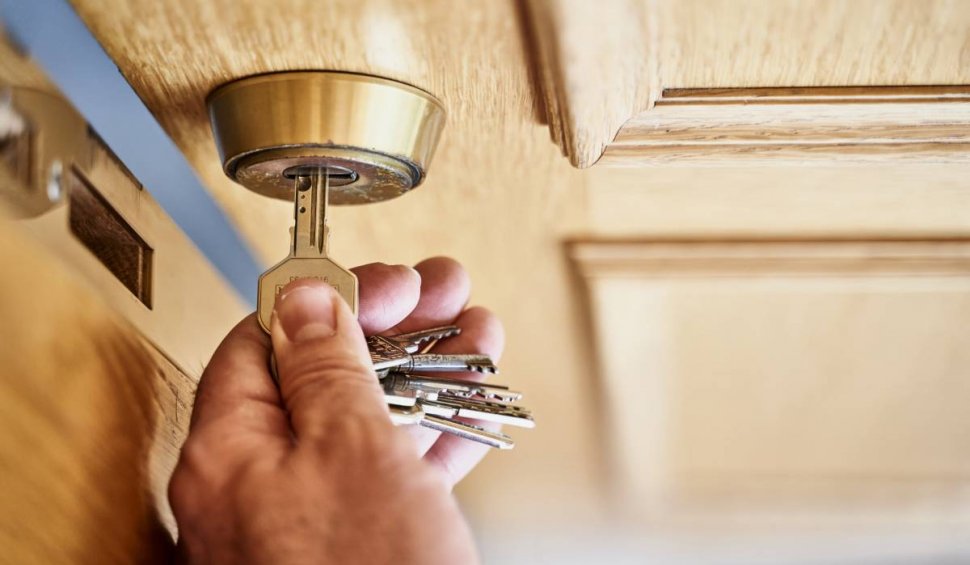 Cum să deschizi ușa dacă ai pierdut cheile de la casă. Trucul simplu care te poate salva