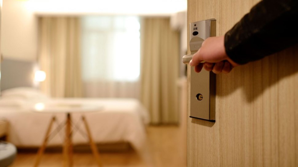 Doi soți aflați în vacanță au murit în camera de hotel, după ce angajații au dat cu insecticid împotriva ploșnițelor 