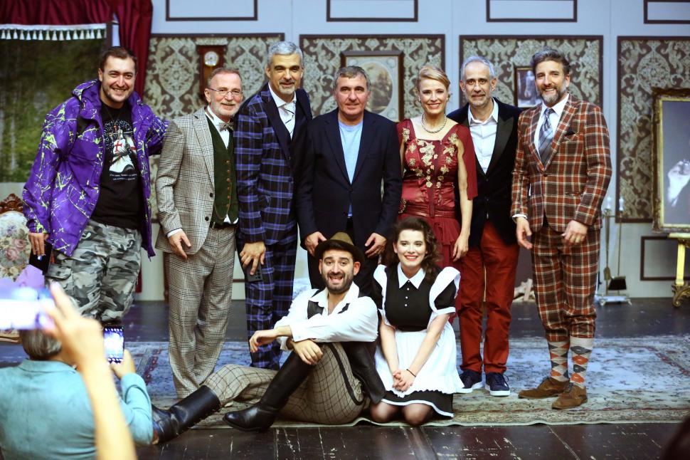 Kira Hagi, emoţionată până la lacrimi. Tatăl ei a urcat pe scena TNB şi a îmbrăţişat-o, în aplauzele tuturor 868007