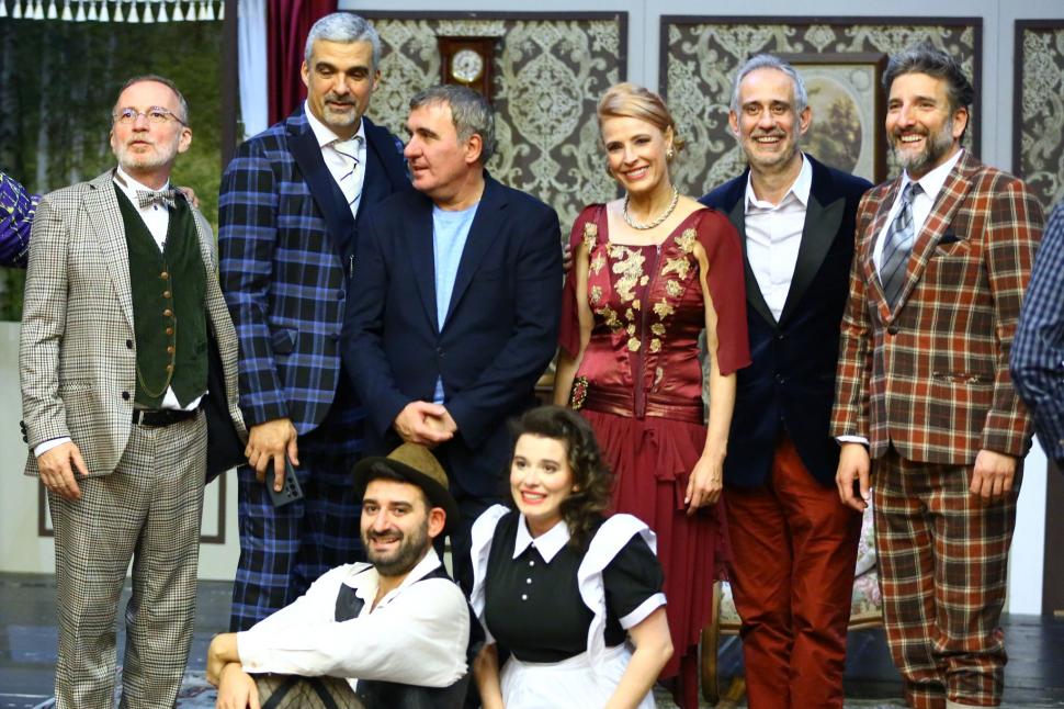 Kira Hagi, emoţionată până la lacrimi. Tatăl ei a urcat pe scena TNB şi a îmbrăţişat-o, în aplauzele tuturor 868009