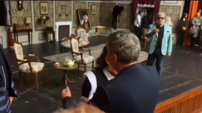 Kira Hagi, emoţionată până la lacrimi. Tatăl ei a urcat pe scena TNB şi a îmbrăţişat-o, în aplauzele tuturor 868023