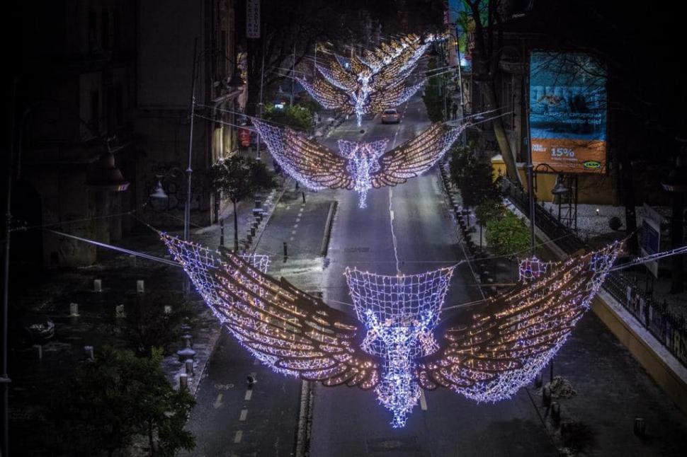 A început montarea decorațiunilor de Crăciun pe străzile din București. Când va fi aprins iluminatul festiv 868103