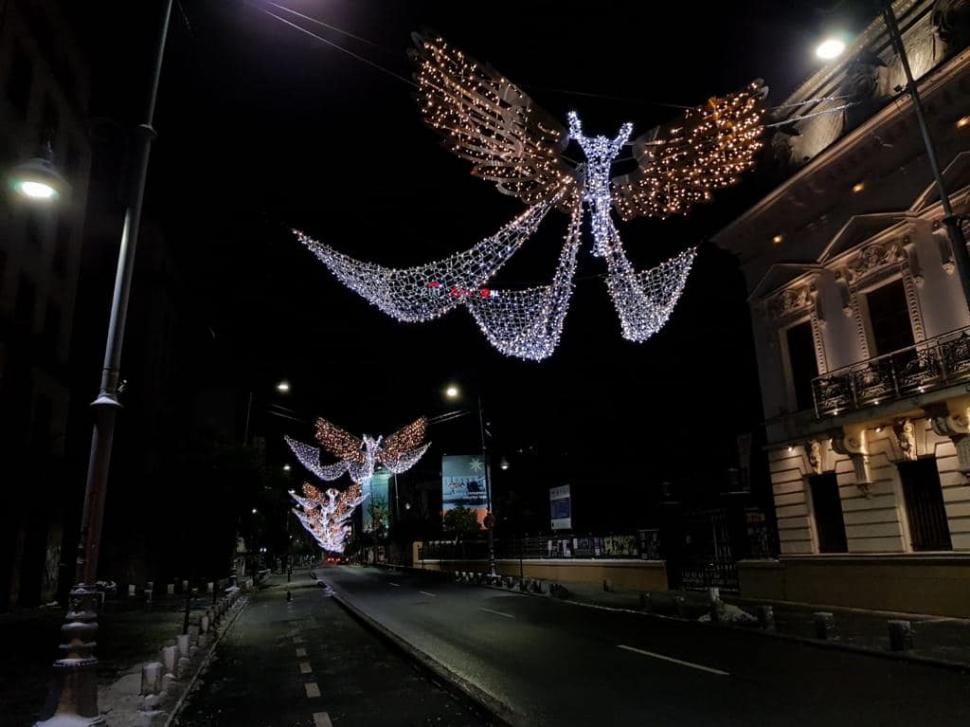 A început montarea decorațiunilor de Crăciun pe străzile din București. Când va fi aprins iluminatul festiv 868104
