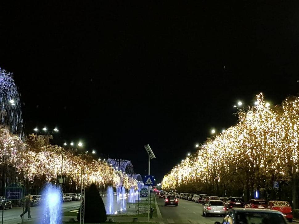 A început montarea decorațiunilor de Crăciun pe străzile din București. Când va fi aprins iluminatul festiv 868106
