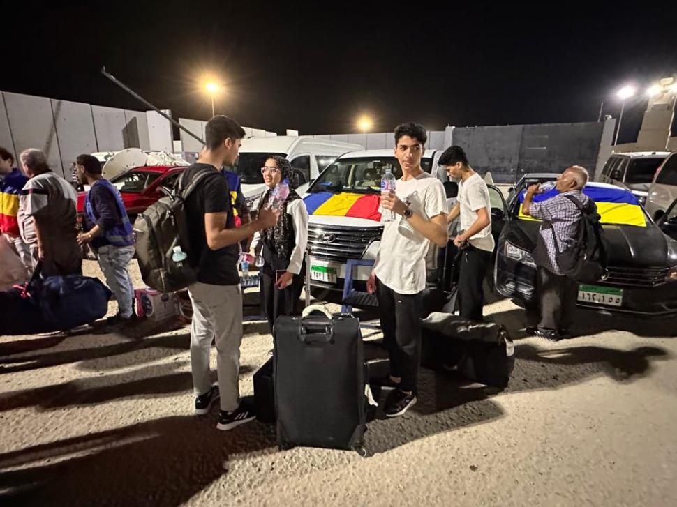 Primele imagini cu românii care au reuşit să scape din infernul din Fâşia Gaza 867983