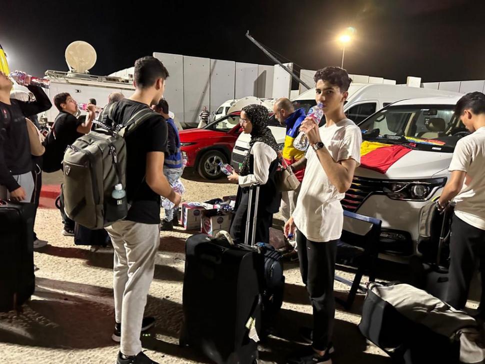 Primele imagini cu românii care au reuşit să scape din infernul din Fâşia Gaza 867985