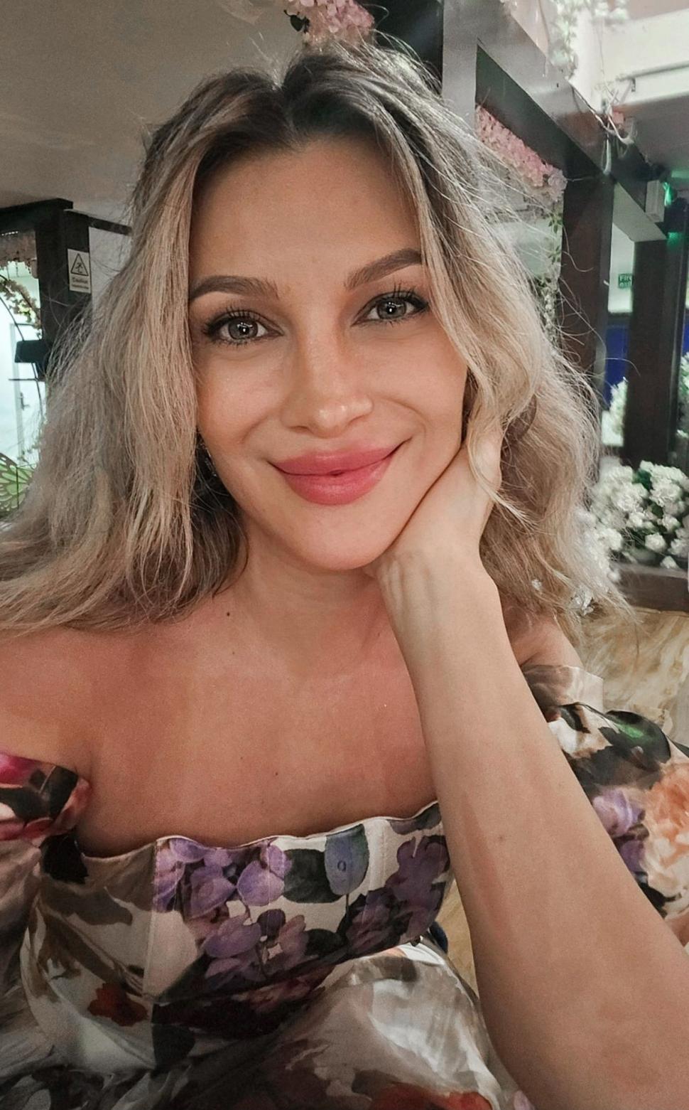 Recunoști fetița drăgălașă din fotografie? Este una dintre cele mai iubite artiste din România 867946