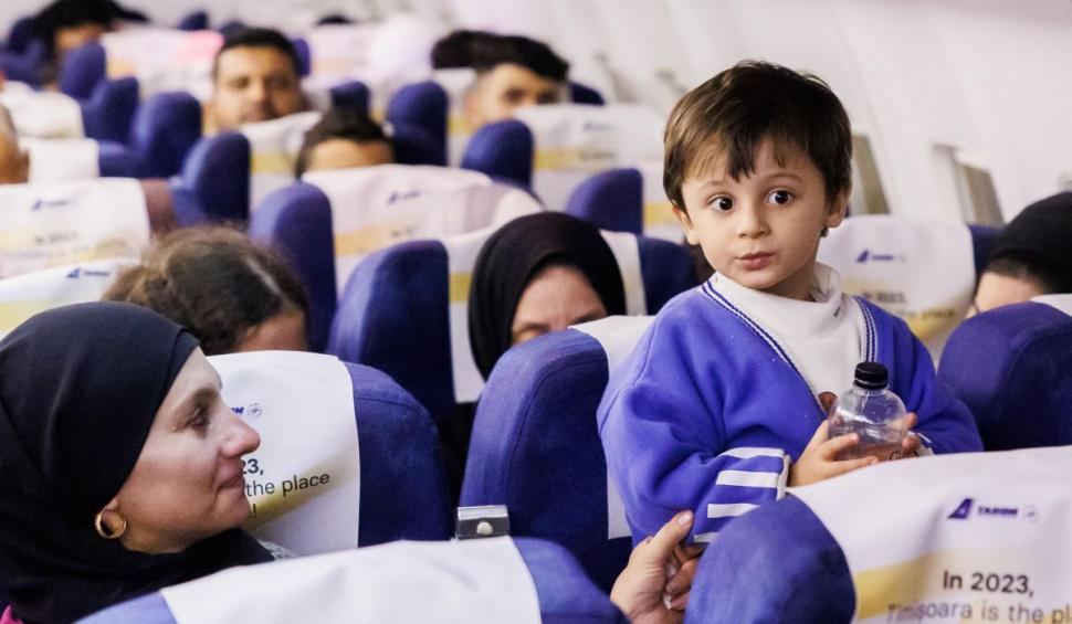 Primii români salvaţi după o lună în infernul din Fâşia Gaza au ajuns în ţară 868176