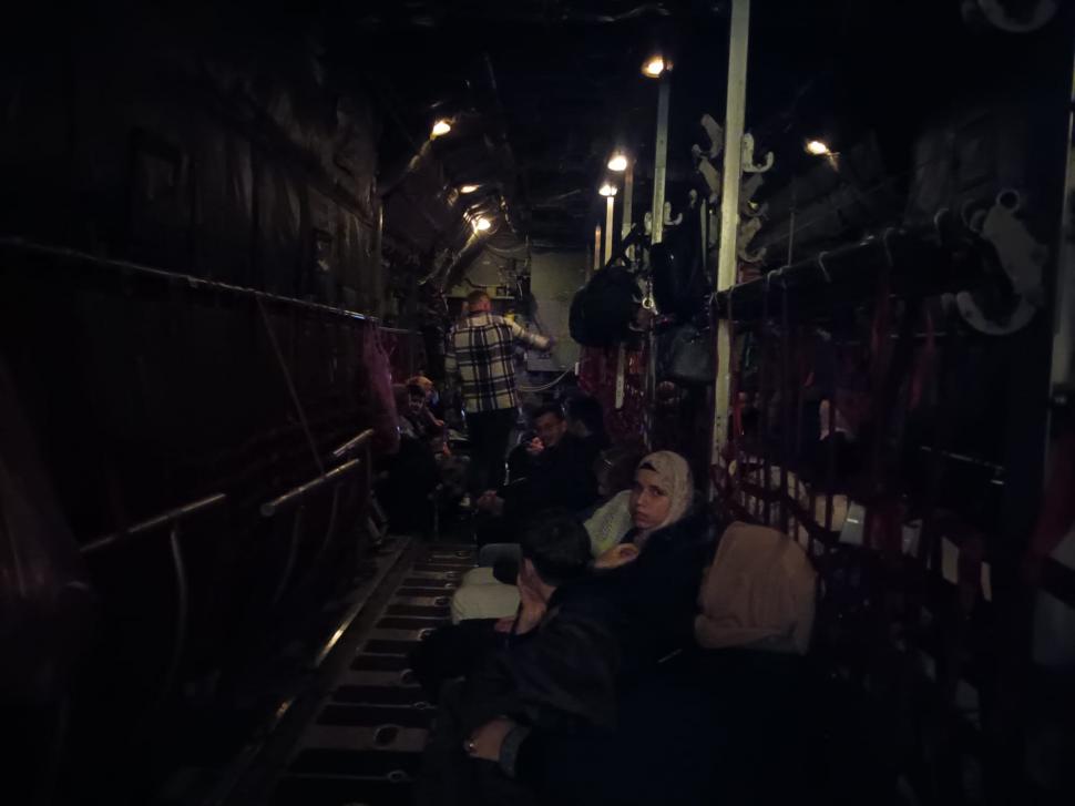 Primii români salvaţi după o lună în infernul din Fâşia Gaza au ajuns în ţară 868181