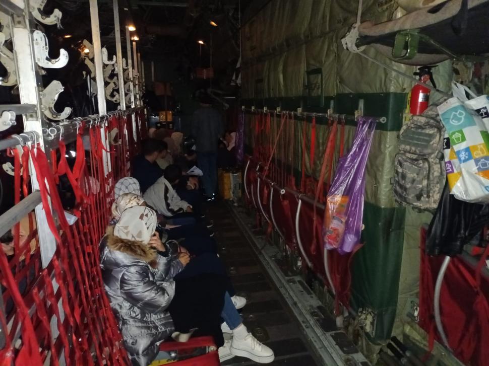 Primii români salvaţi după o lună în infernul din Fâşia Gaza au ajuns în ţară 868182