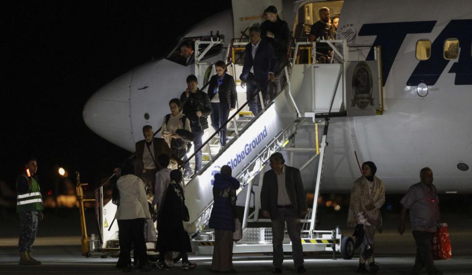 Primii români salvaţi după o lună în infernul din Fâşia Gaza au ajuns în ţară 868187