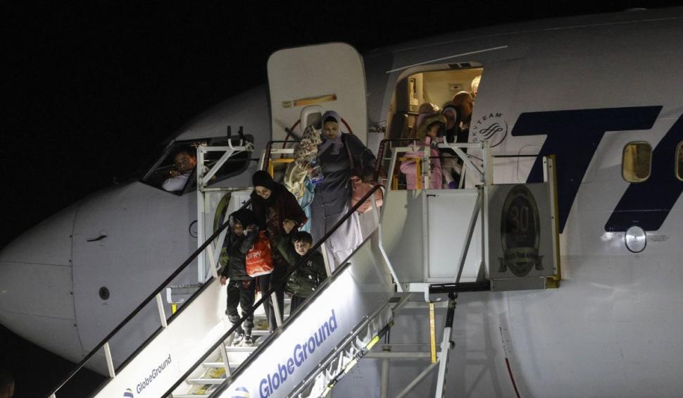 Primii români salvaţi după o lună în infernul din Fâşia Gaza au ajuns în ţară 868188