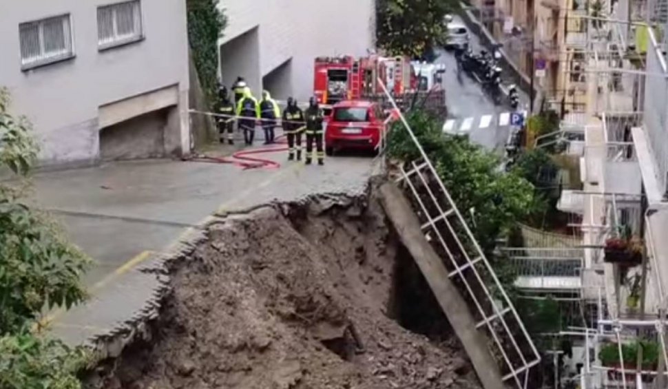 Alunecare de teren în Genova, Italia, din cauza ploilor puternice. Mai multe mașini au fost avariate
