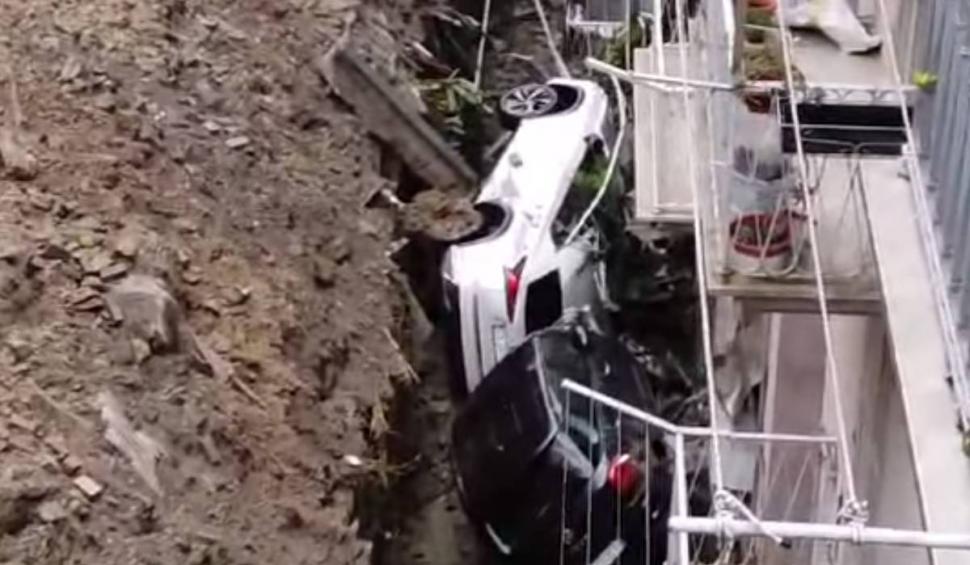 Alunecare de teren în Genova, Italia, din cauza ploilor puternice. Mai multe mașini au fost avariate 868384