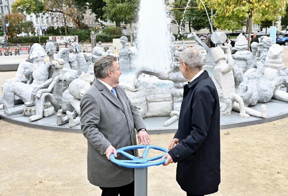 O fântână de 1,8 milioane de euro, subiect de glume și critici pe internet: "Este cea mai urâtă din lume" 868407