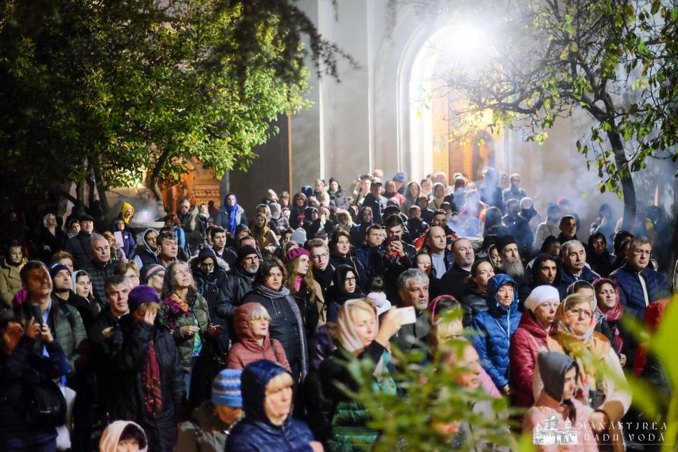 Mii de pelerini la Mănăstirea Radu Vodă din Bucureşti pentru a se închina la racla cu moaştele Sfântului Nectarie 868255