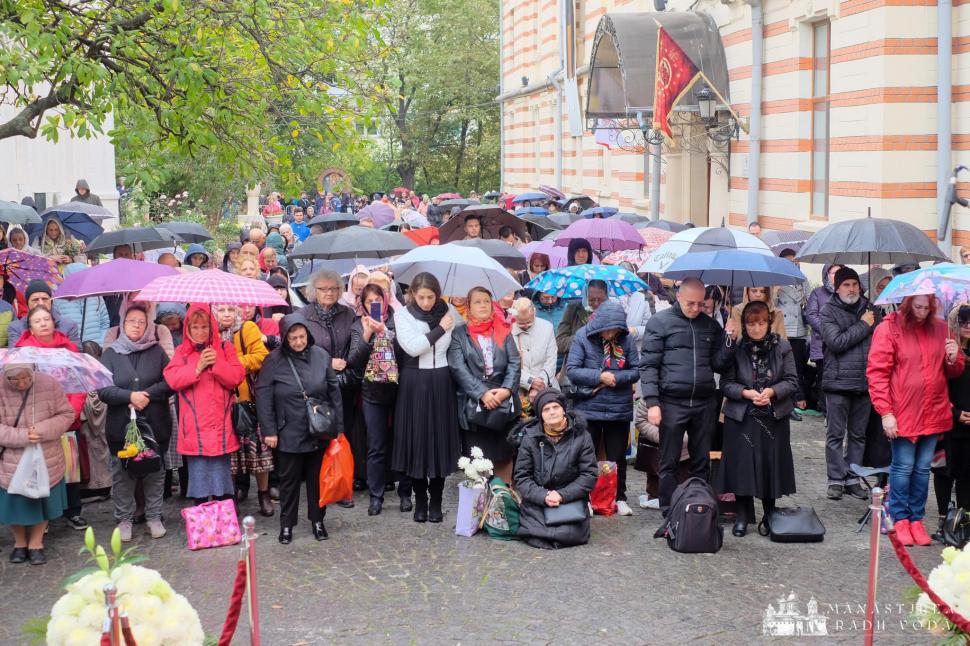 Mii de pelerini la Mănăstirea Radu Vodă din Bucureşti pentru a se închina la racla cu moaştele Sfântului Nectarie 868256