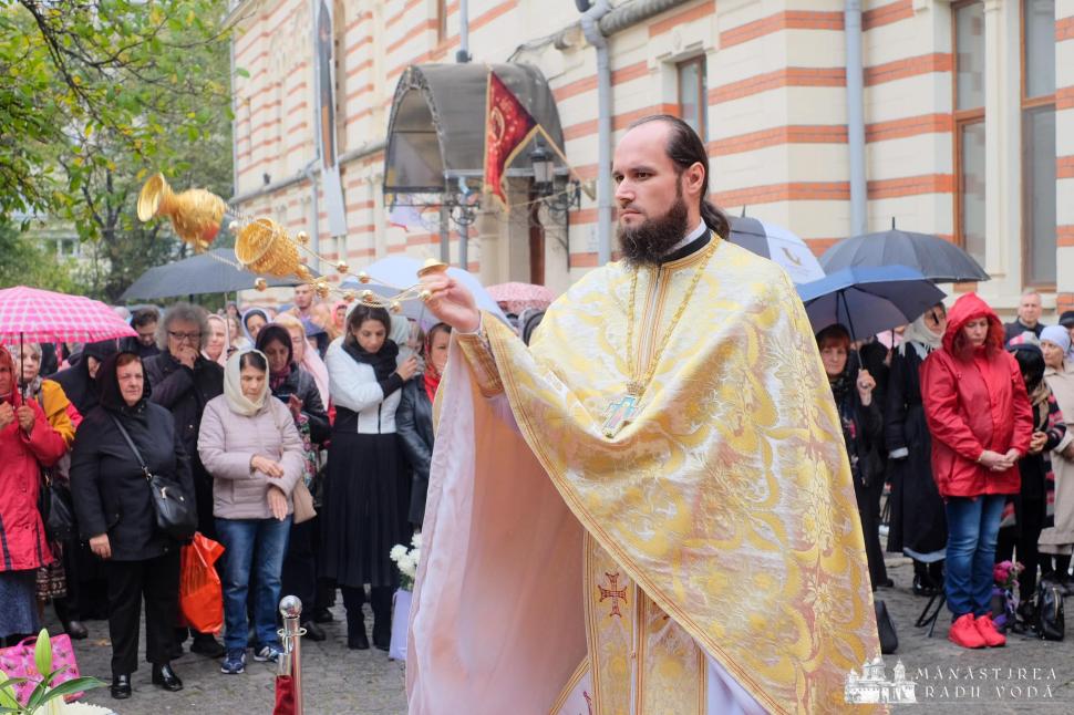 Mii de pelerini la Mănăstirea Radu Vodă din Bucureşti pentru a se închina la racla cu moaştele Sfântului Nectarie 868257