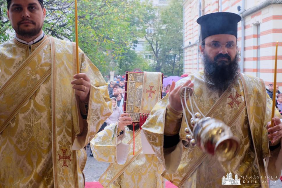 Mii de pelerini la Mănăstirea Radu Vodă din Bucureşti pentru a se închina la racla cu moaştele Sfântului Nectarie 868258