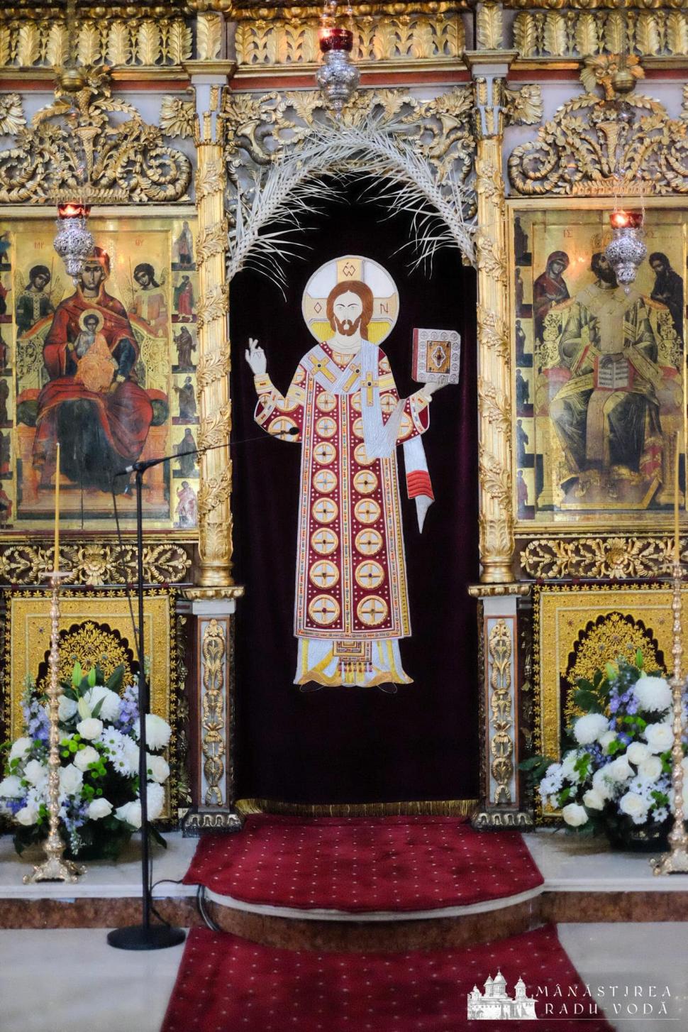 Mii de pelerini la Mănăstirea Radu Vodă din Bucureşti pentru a se închina la racla cu moaştele Sfântului Nectarie 868259